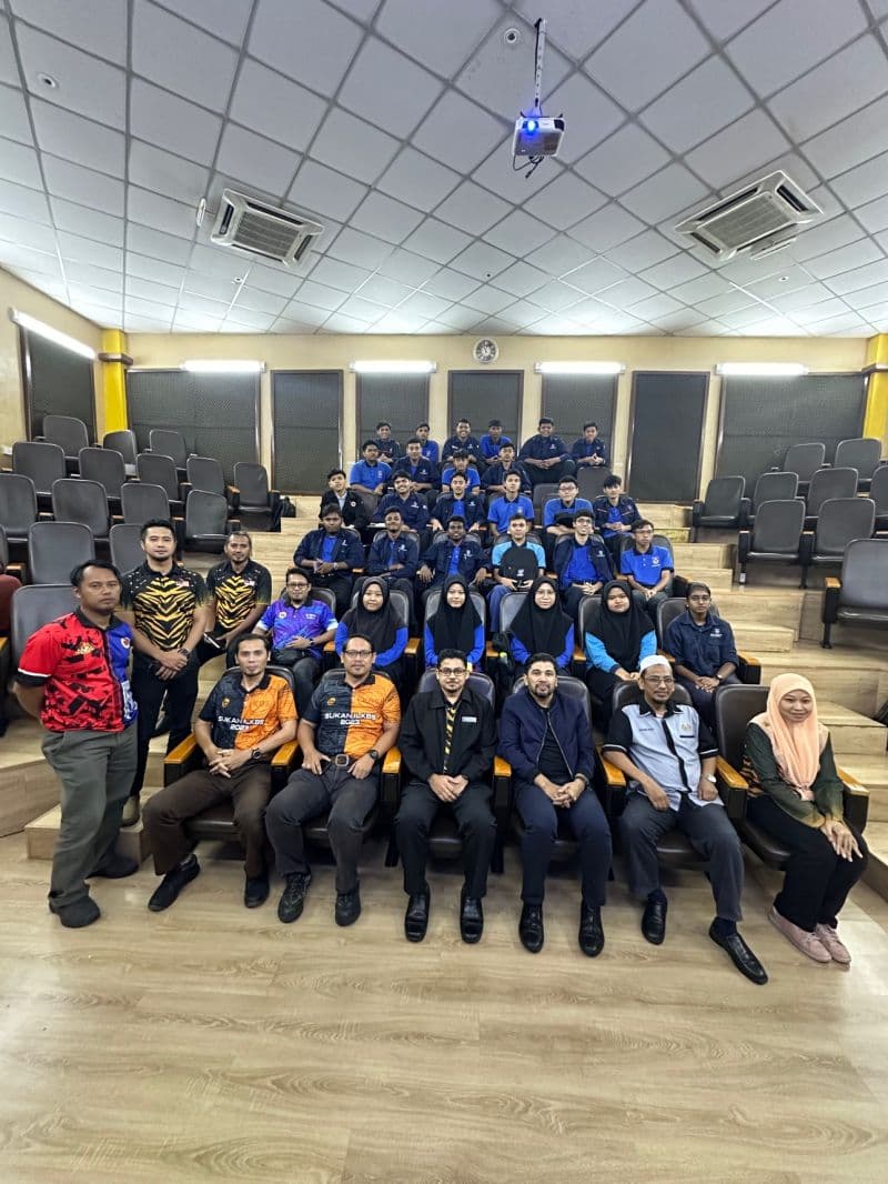 Students and instructors at IKTBN Pagoh exploring 3D printing technology with 3D Gens