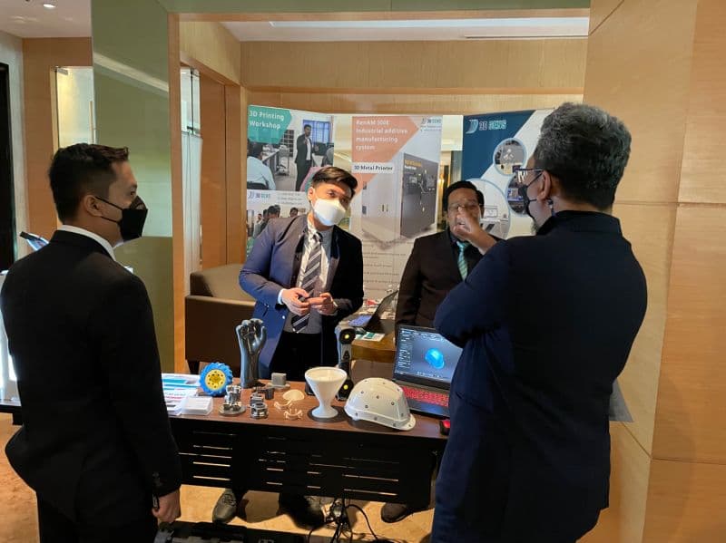 3D Gens engineering sales team at MTDC Road to Growth exhibition showcasing 3D scanner and printer