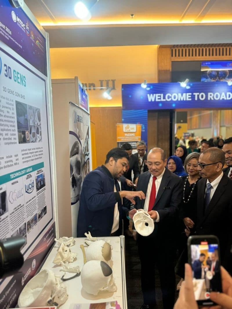 3D Gens showcasing medical products to the Chief Minister of Sabah at the MTDC R2G program with SEDIA