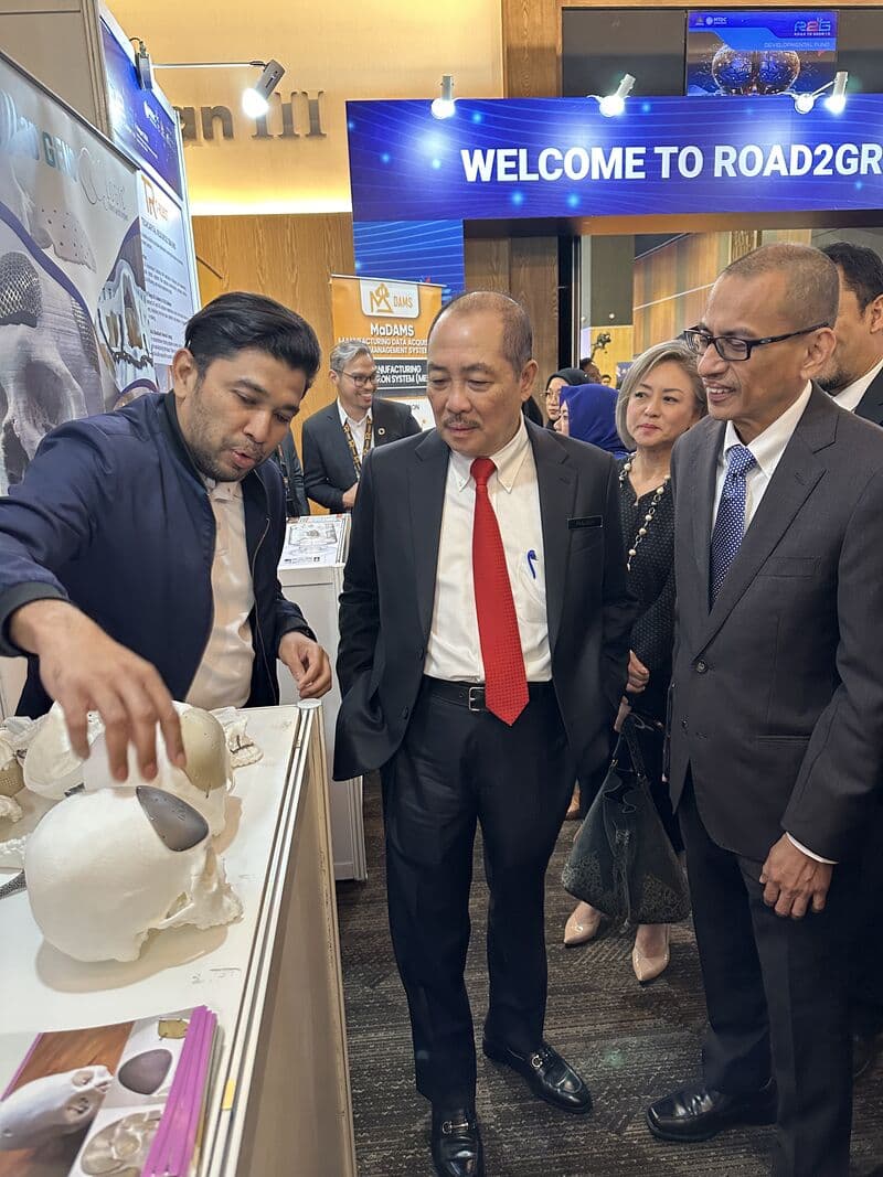 3D Gens team presenting innovative healthcare solutions to government delegates from Sabah at the MTDC R2G showcase