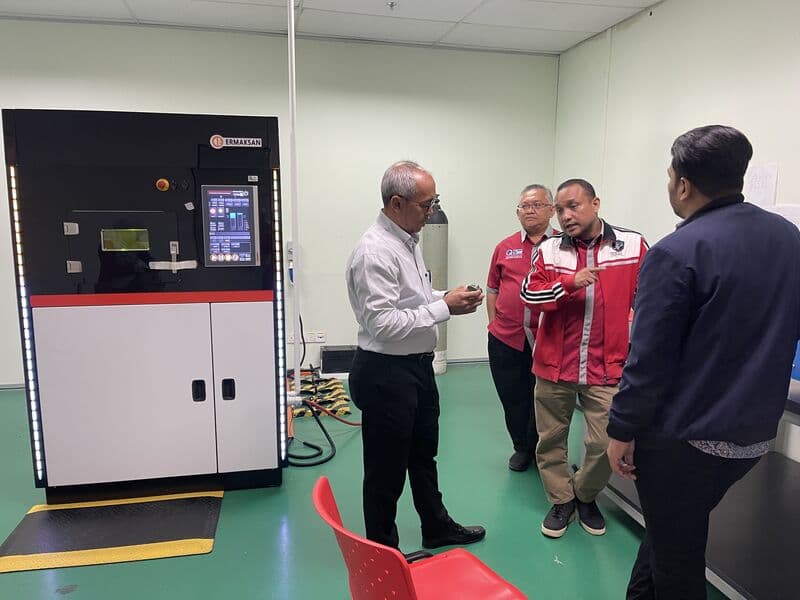 UTeM additive manufacturing lab with large-scale FDM 3D printer supported by 3D Gens