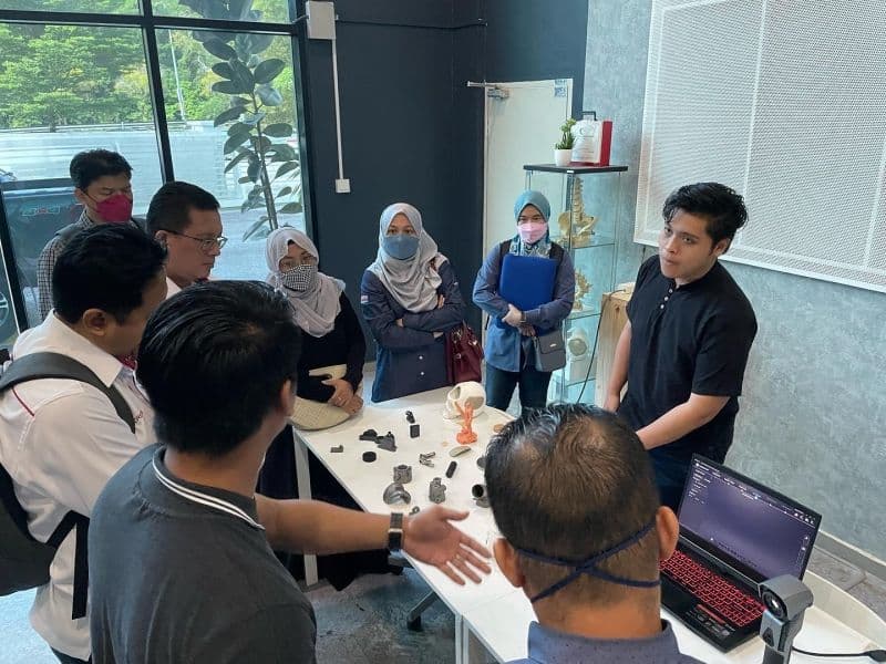 3D Gens engineer demonstrating 3D scanning process to UPM Serdang delegates