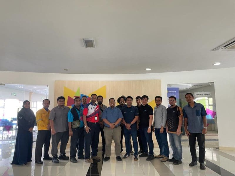 Students learning 3D printing design techniques at Universiti Teknologi PETRONAS workshop