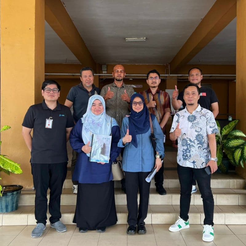 3D Gens team and northern region partners celebrate a successful roadtrip visit outside a local institution