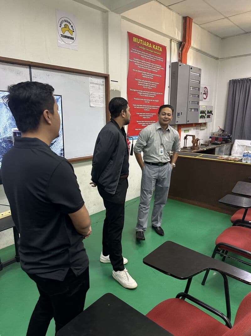 3D Gens team discusses 3D printing setup requirements with the client at the northern region facility