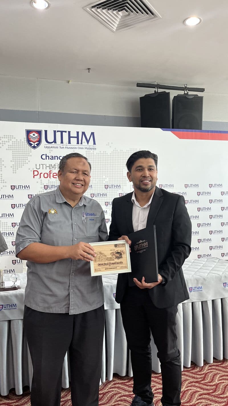 Representatives from 3D Gens and UTHM at the MOU signing ceremony